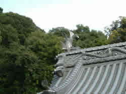 いぶし銀に輝く菊間瓦