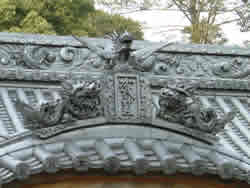 いぶし銀に輝く菊間瓦